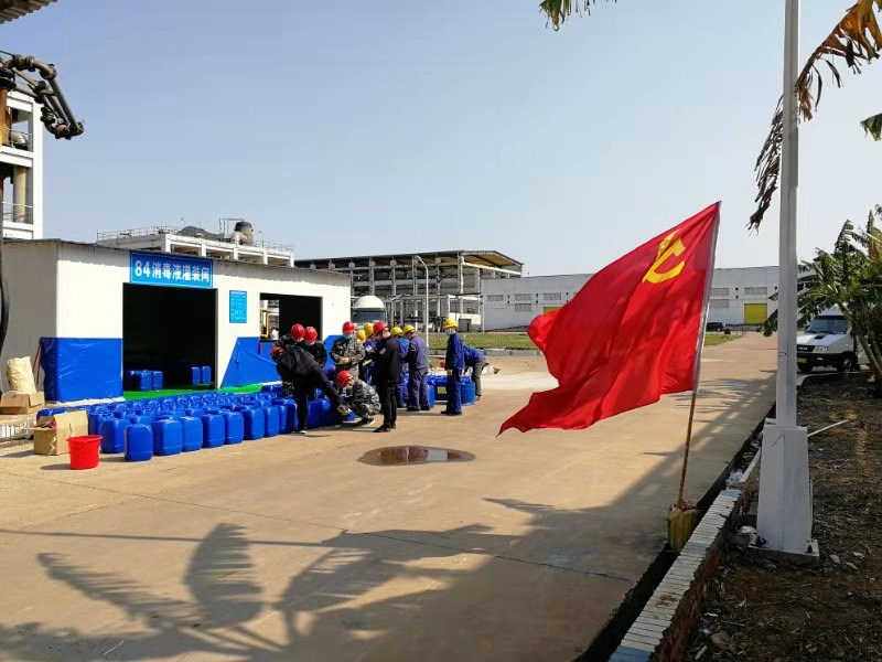 2.2020年2月18日，廣西柳化氯堿公司生產(chǎn)、罐裝84消毒液，助力疫情防控。.jpg